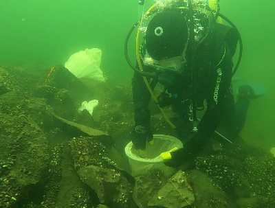 Burying a mesh egg bag in a lake trout spawning reef